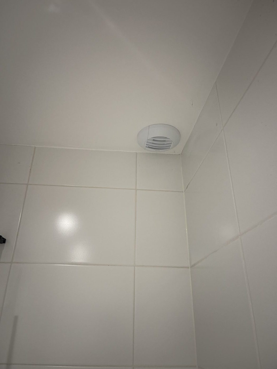 Bouche VMC encastrée dans carrelage onyx