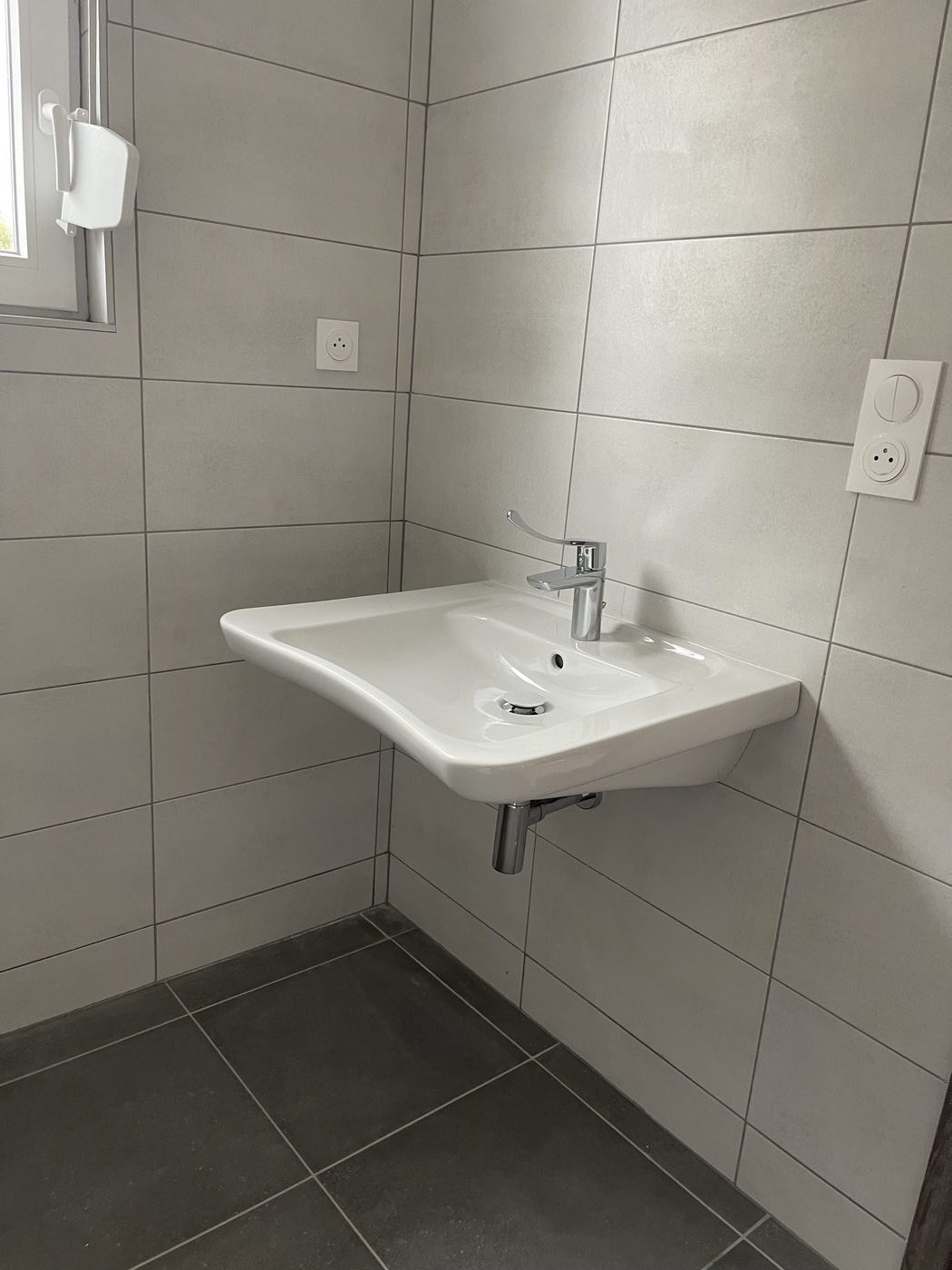 Salle de bain avec mix carrelage pierres naturelles