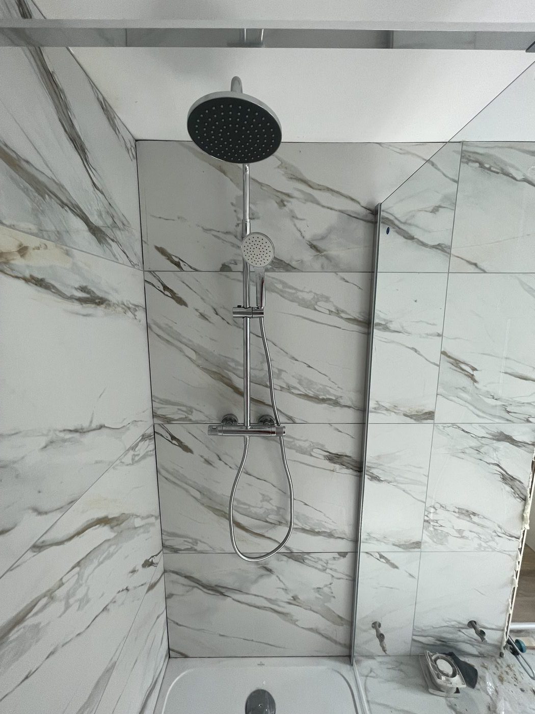 Lavabo PMR avec carrelage gris et prises intégrées