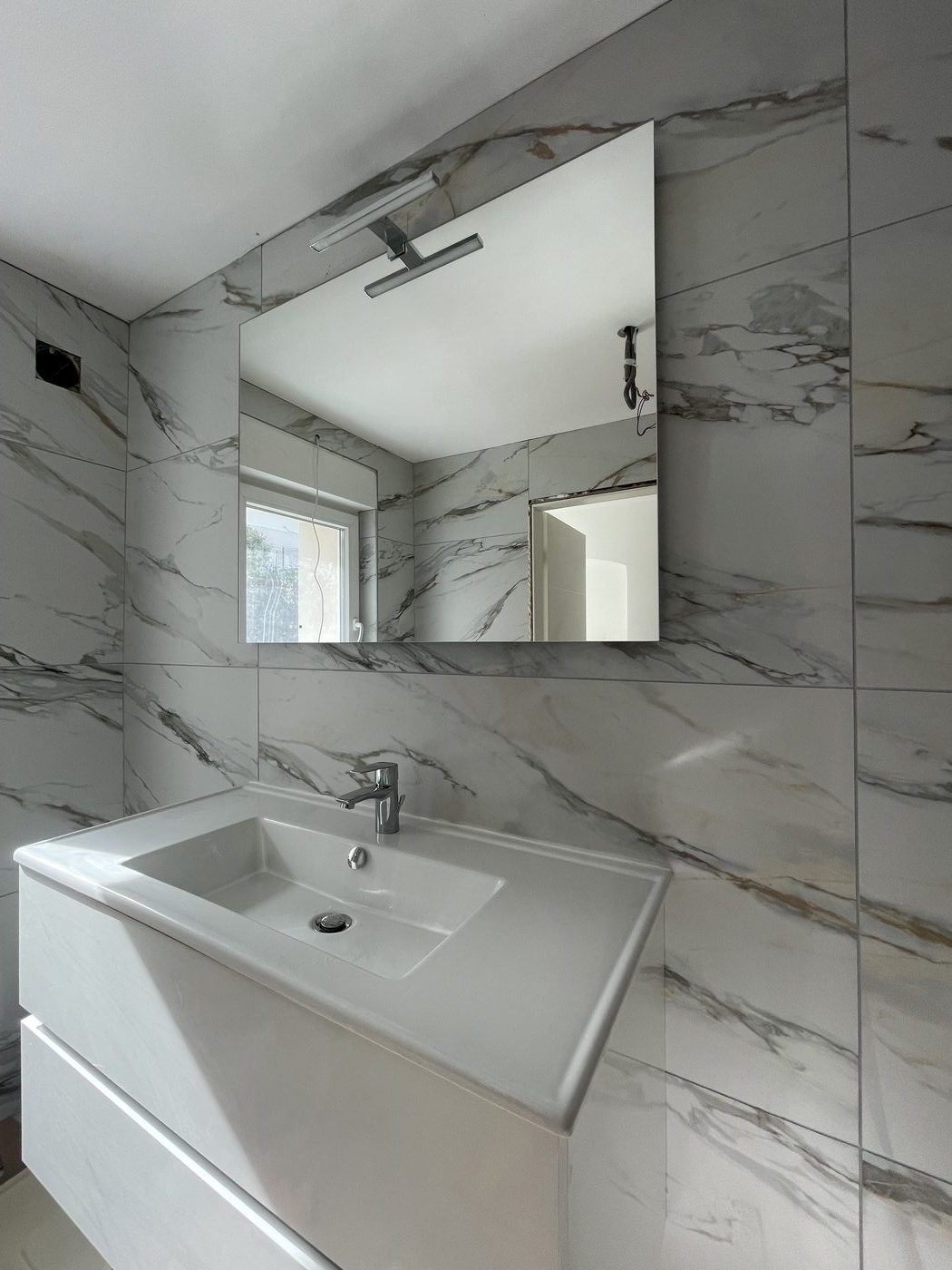 WC suspendus bicolore anthracite et sable