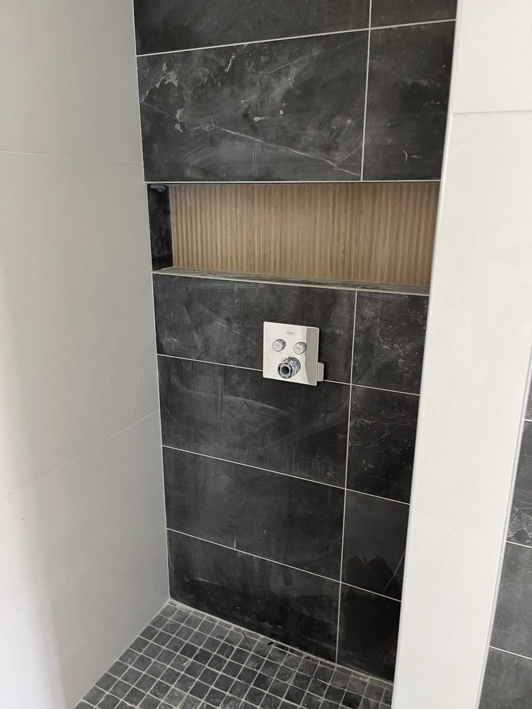 Douche en cours d'installation, plomberie encastrée