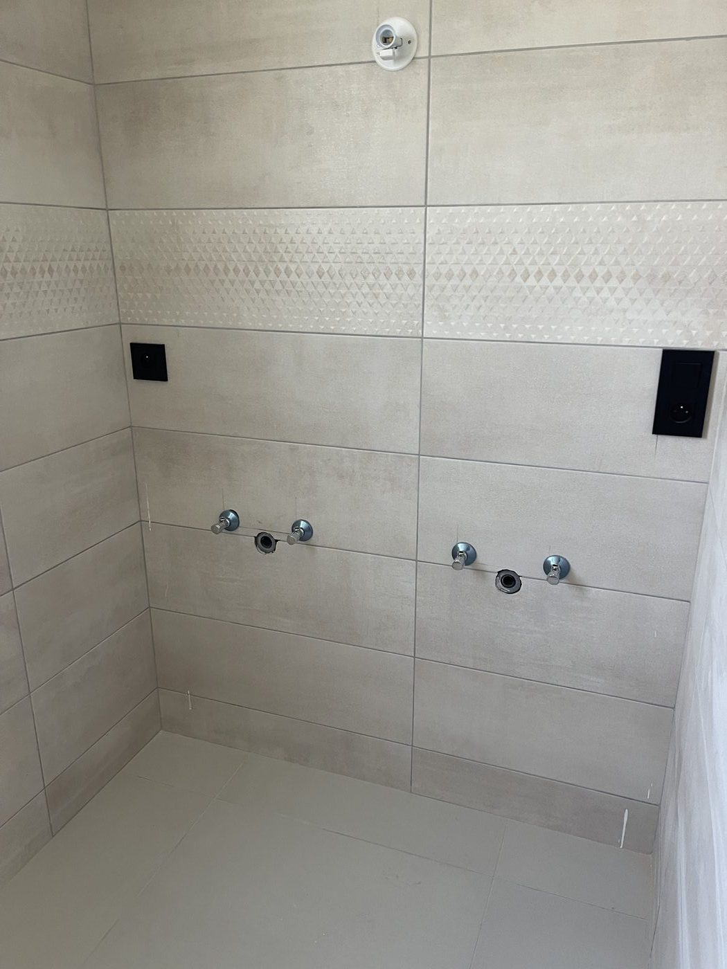 Salle de bain PMR complète carrelage gris anthracite