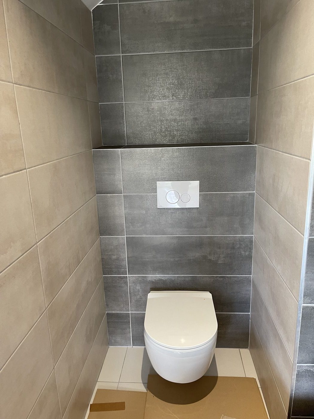 Douche ardoise noire avec niche bois et robinetterie Grohe